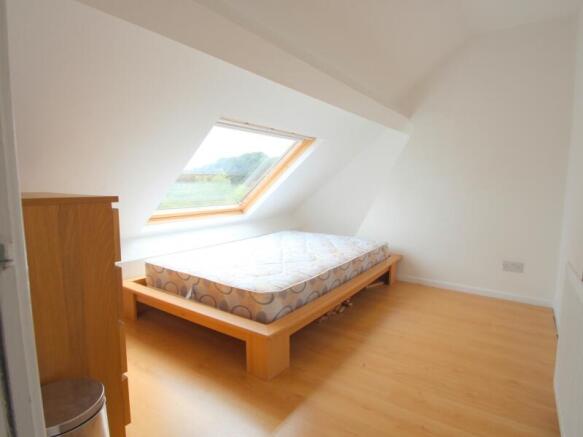 5 bed Semi-Detached to rent Image 4