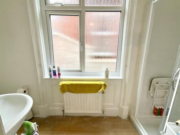 5 bed House for sale Image 11