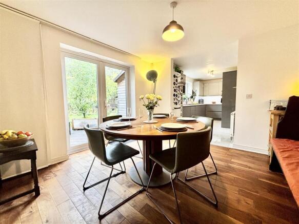 6 bed Detached for sale Image 9