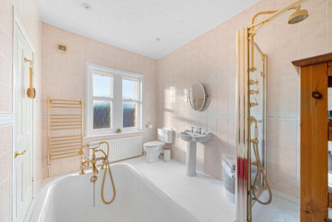 5 bed House for sale Image 10
