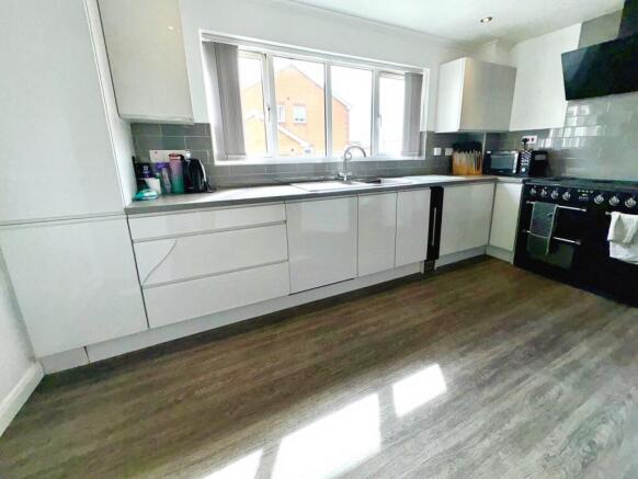 Elmhurst Drive, Sutton-in-ashfield, NG17 photo 4
