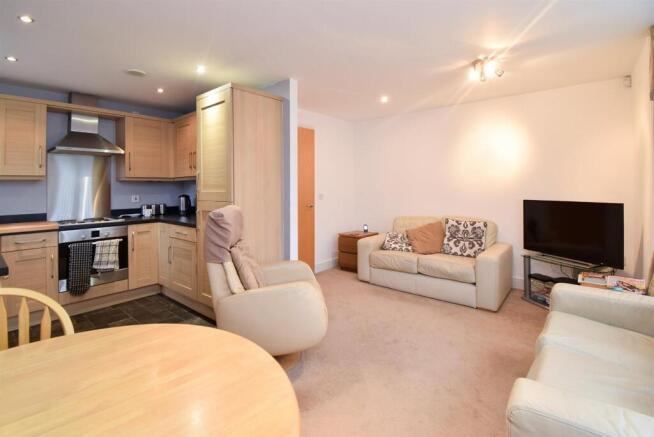 2 bed Ground Flat to rent Image 5