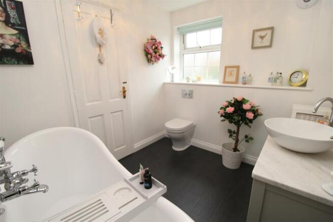 EN SUITE BATHROOM