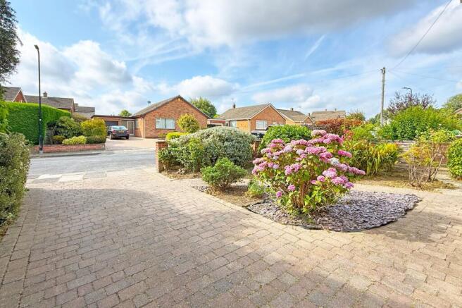3 bed Semi-Detached Bungalow to rent Image 9