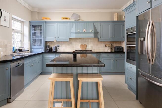6 bed House for sale Image 7