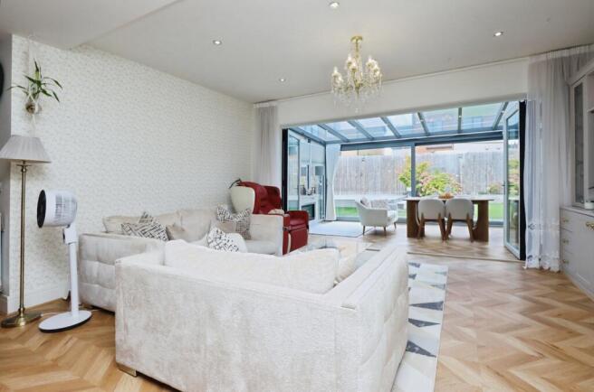 5 bed Detached for sale Image 9