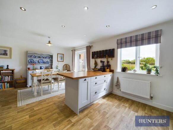 4 bed House to rent Image 8