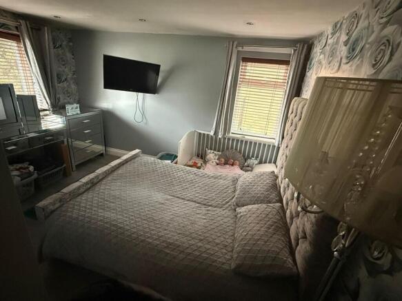 4 bed House for sale Image 12