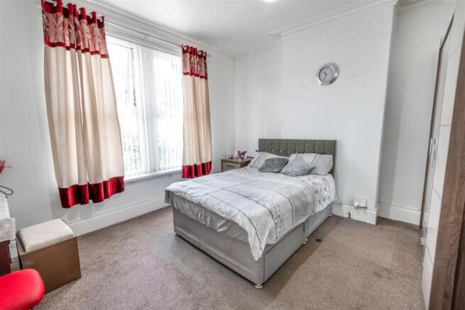 5 bed Detached for sale Image 11