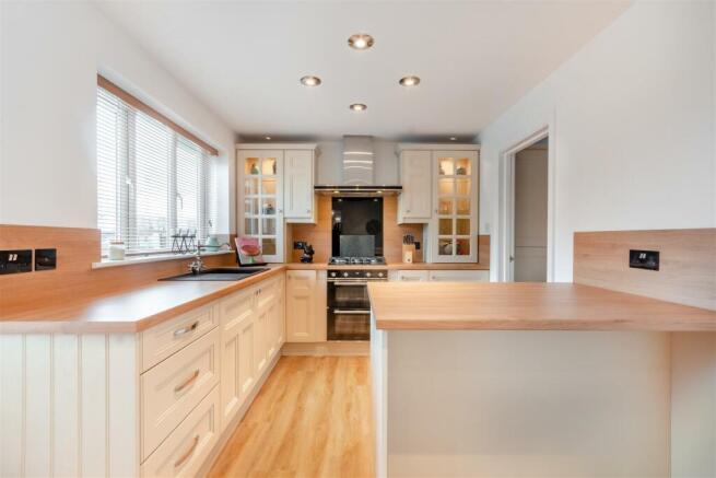 8583379-interior30.jpg