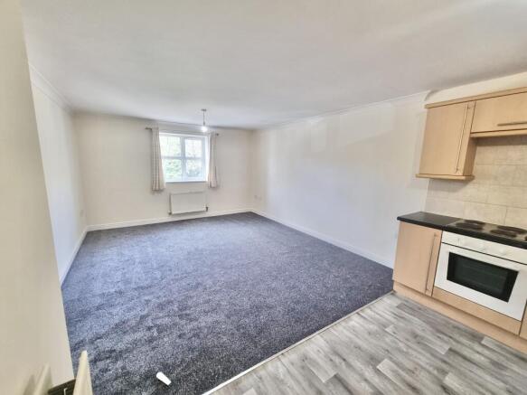 2 bed Apartment to rent Image 4