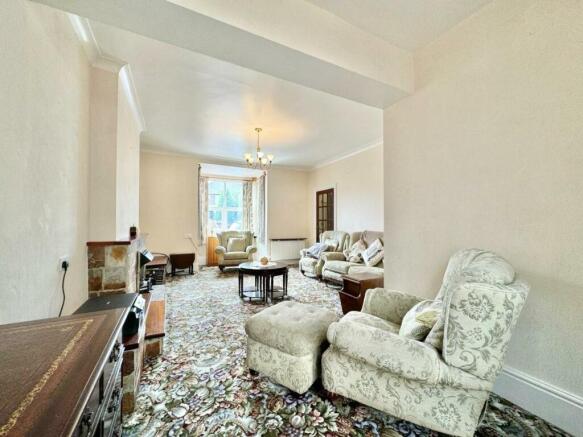 5 bed Detached for sale Image 7