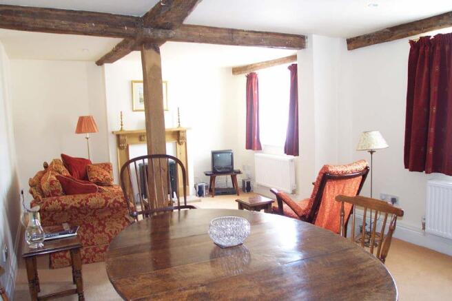 SITTING/DINING ROOM:
