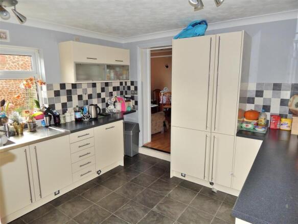 KITCHEN 2.JPG