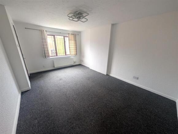 3 bed Semi-Detached to rent Image 2