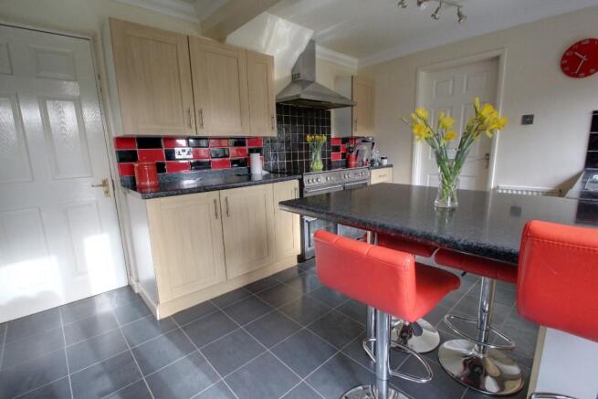 KITCHEN/BREAKFAST