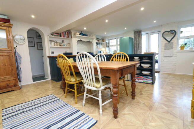 Kitchen/Dinig Roo...