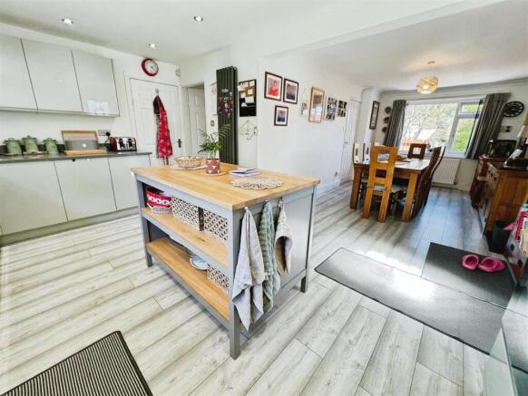 4 bed Detached for sale Image 8