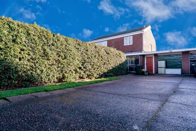 6 Oaks Drive WV10 7P