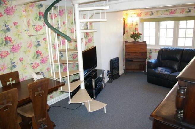 SITTING/DINING ROOM