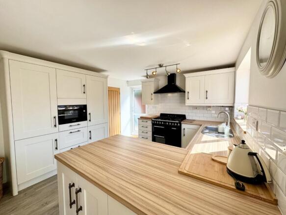 4 bed Detached for sale Image 9