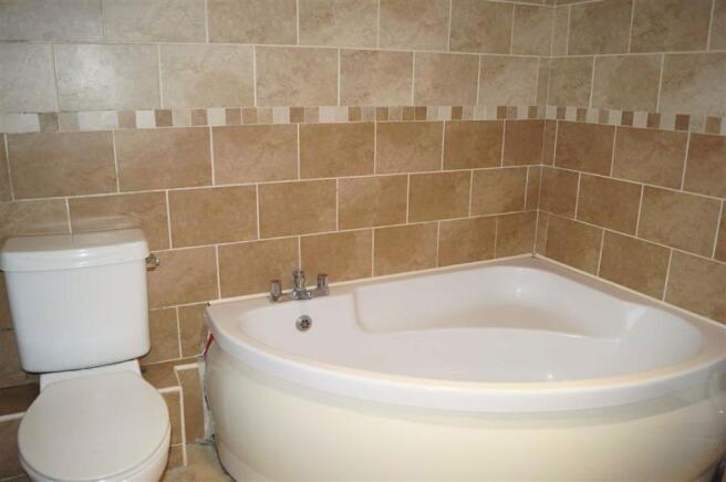 FAMILY BATHROOM (GROUND FLOOR)