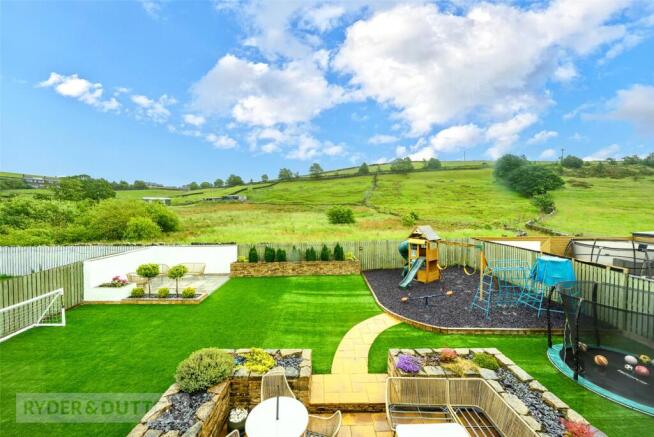 5 bed Detached for sale Image 2