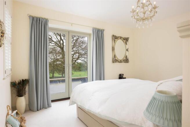 4 bed Detached for sale Image 9