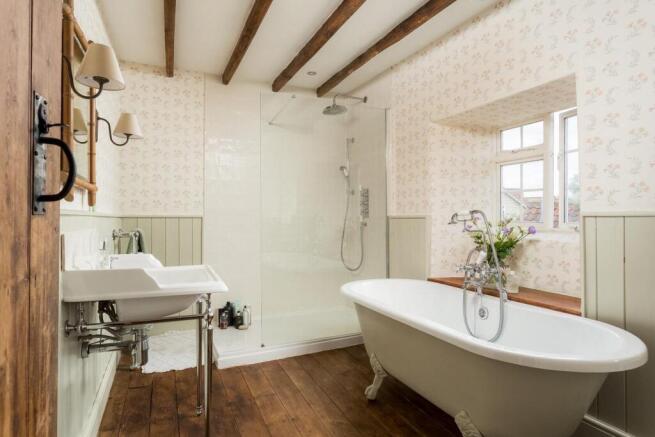 4 bed House for sale Image 11