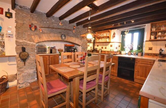 KITCHEN / BREAKFAST 