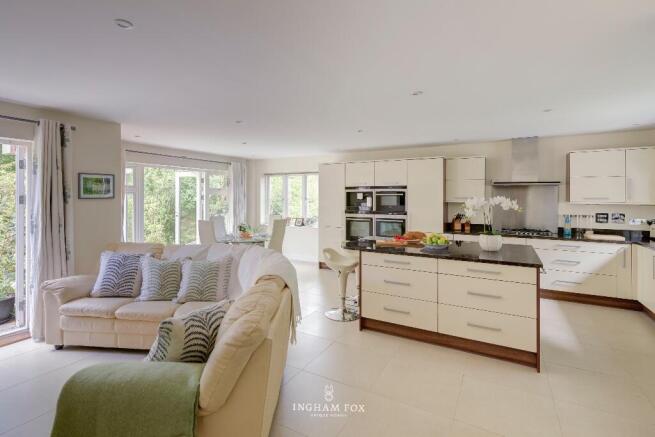 Kitchen/dining/famil