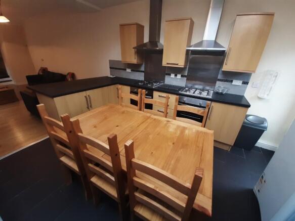 8 bed Terraced to rent Image 5