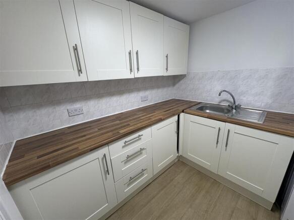2 bed Apartment to rent Image 4