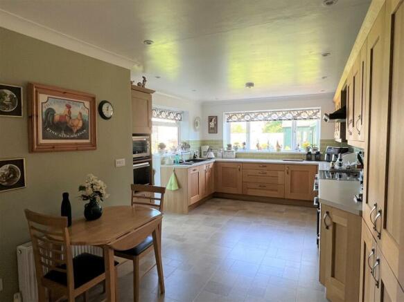 Kitchen/Breakfast Room:
