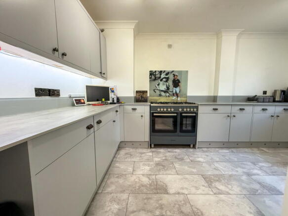 The Avenue, Lowestoft, NR33 7LH photo 4