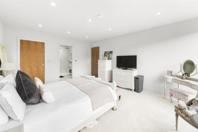3 bed Apartment for sale Image 11