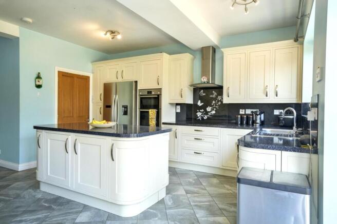 4 bed Detached for sale Image 7