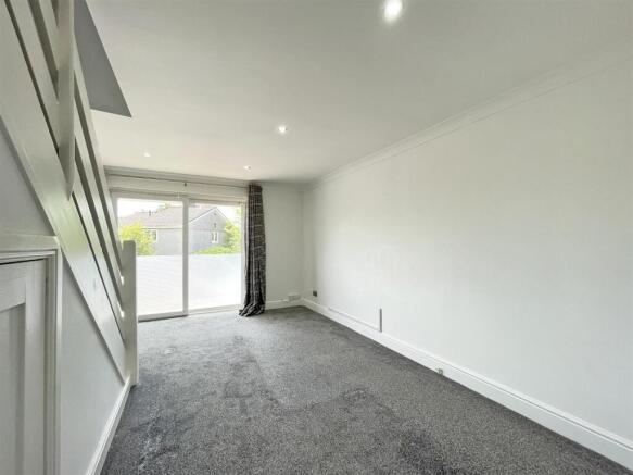 Butler Close 6 - Lounge 2.jpg