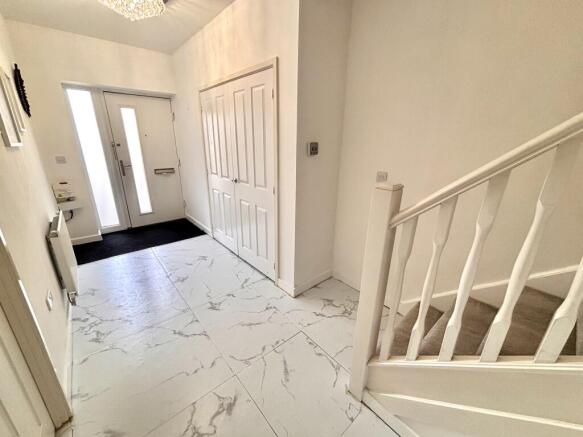 4 bed House to rent Image 8