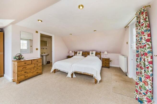 Ensuite bedroom abov