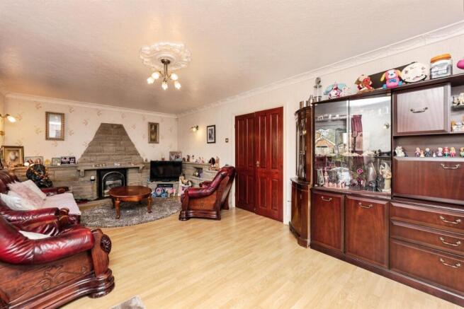 5 bed Detached for sale Image 11
