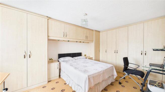 4 bed Detached for sale Image 11