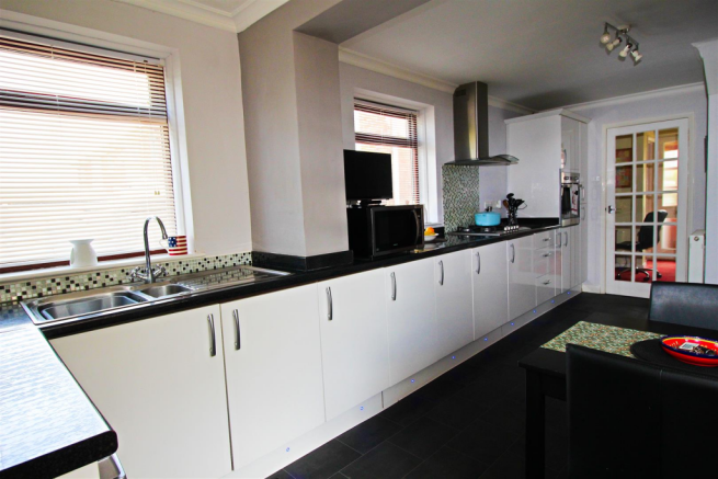 Pond Close_Kitchen1.png