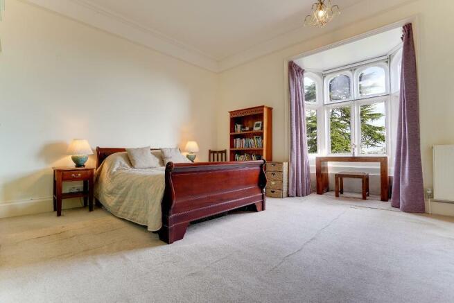 Main bedroom with ensuite shower & bath