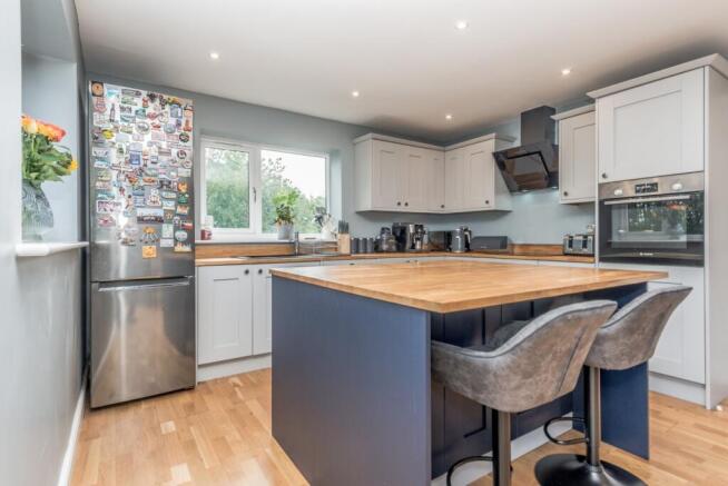 5 bed Detached for sale Image 7