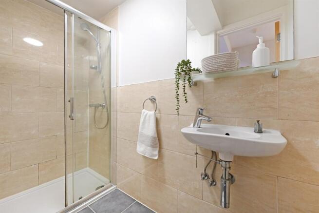 3 bed Apartment to rent Image 8
