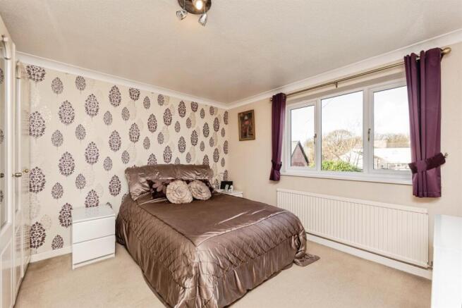 5 bed Detached for sale Image 12