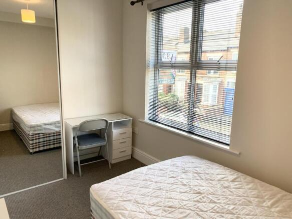 5 bed House to rent Image 4