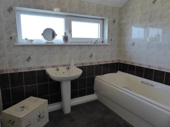 BATHROOM (REAR)