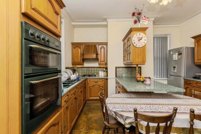 5 bed Semi-Detached for sale Image 6